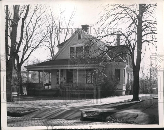 1946 Press Photo Home of Mrs. Ann Lewis - Historic Images