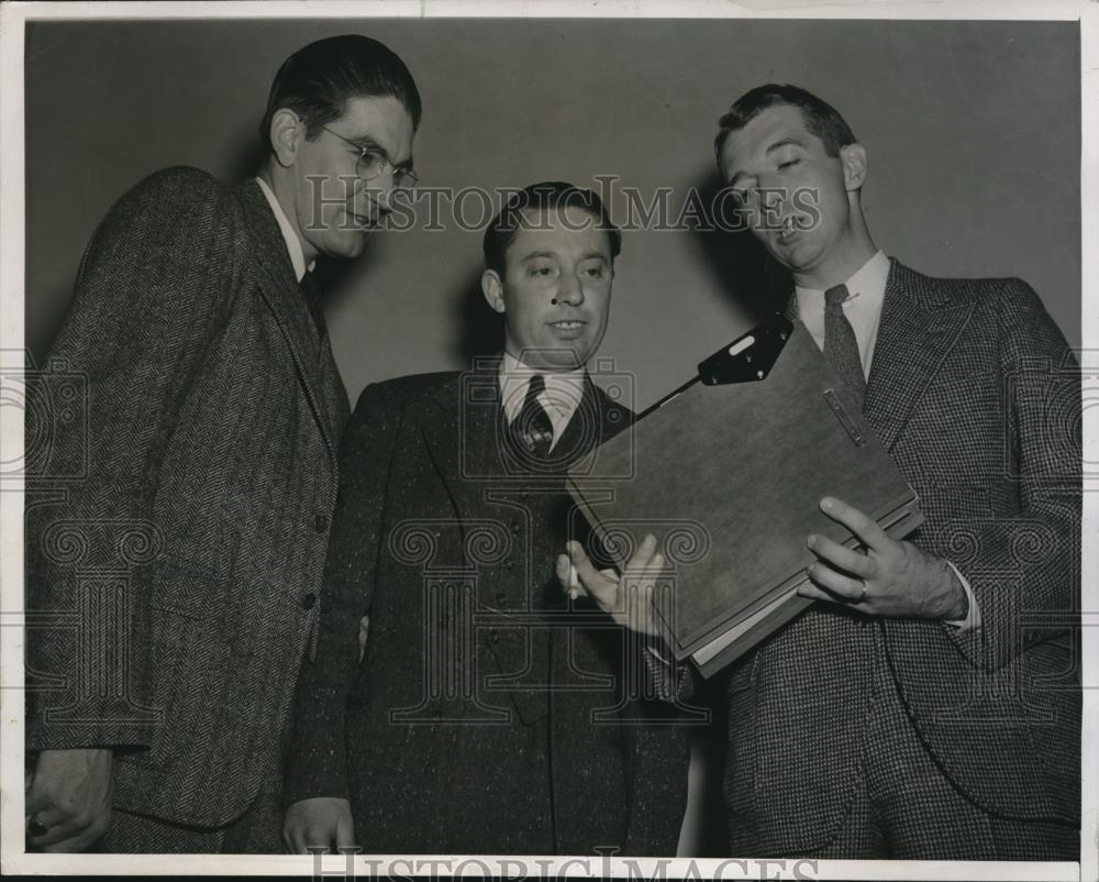 1941 Press Photo Testifying in defense arms profits exposing action - Historic Images