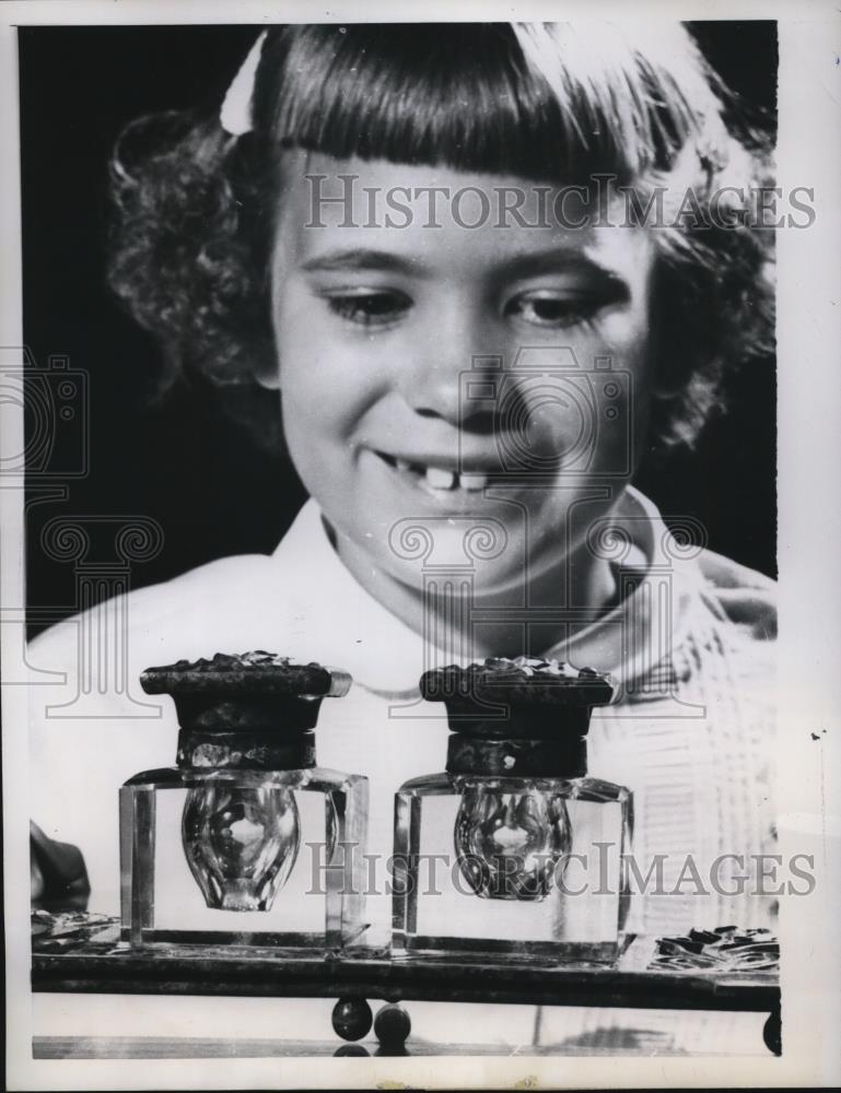 1959 Press Photo Jeanine Sohl looks at collectors item she bought for a dime - Historic Images