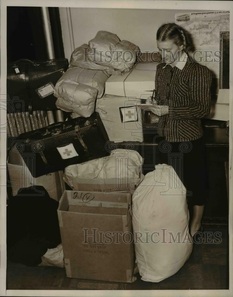 1939 Press Photo Irene Lund with the Red Cross packages to be shipped to Finland - Historic Images