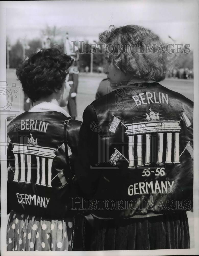 1956 Press Photo Brandernburg Gate embroidered jackets wear by American tourists - Historic Images