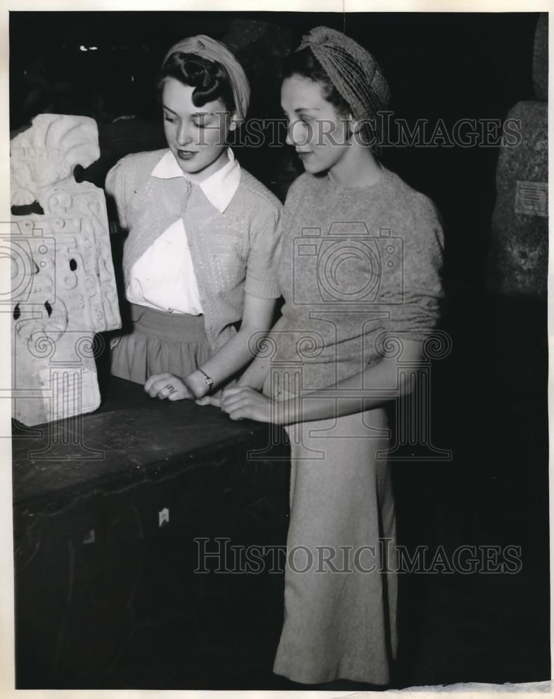 1940 Press Photo Mary Marrs and Mary Castor Inspect Aztec God of Rain Statue - Historic Images