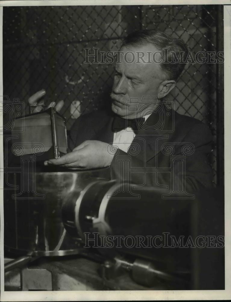 1933 Press Photo Drs. W.E. Forsythe and B.T. Barnes, General Electric Scientists - Historic Images