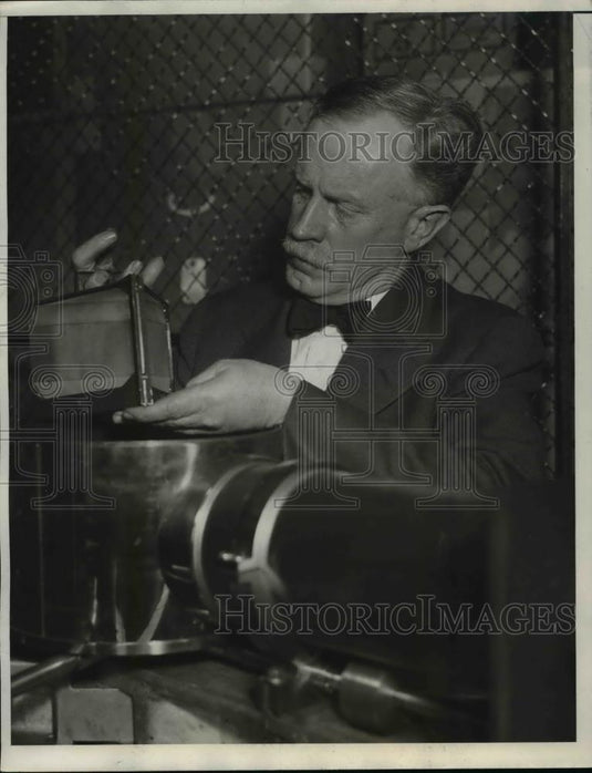 1933 Press Photo Drs. W.E. Forsythe and B.T. Barnes, General Electric Scientists - Historic Images