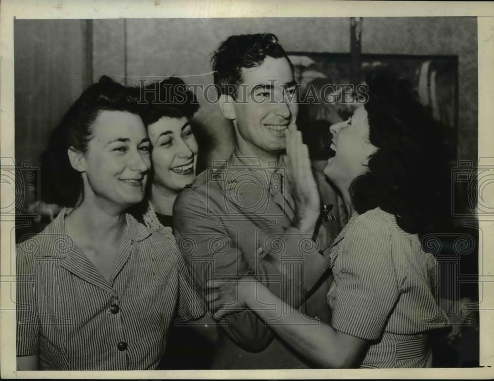 1943 Press Photo Detroit Mich Lt John S Frost, sisters Jean, Harriet, Barb - Historic Images