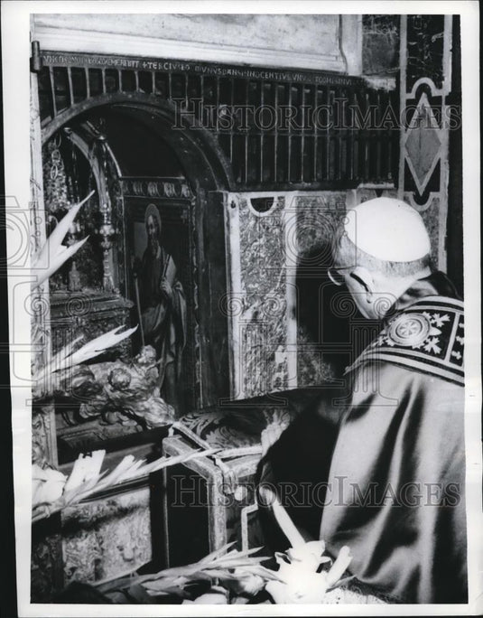1968 Press Photo Pope Paul VI kneels in prayer at Tomb of St. Peter - Historic Images