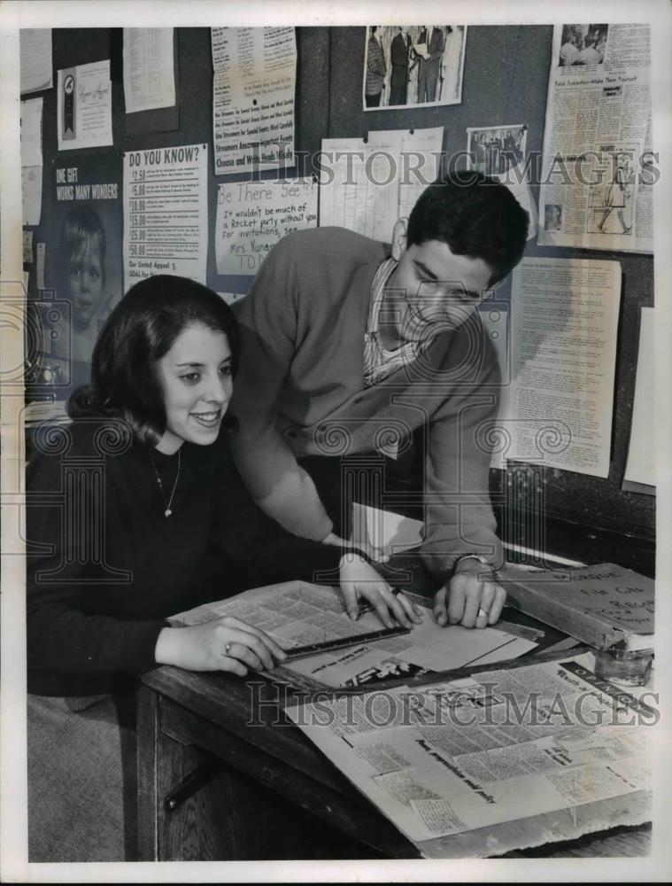 1964 Press Photo Ellen Chester and Lloyd Scigal working on a newspaper - Historic Images