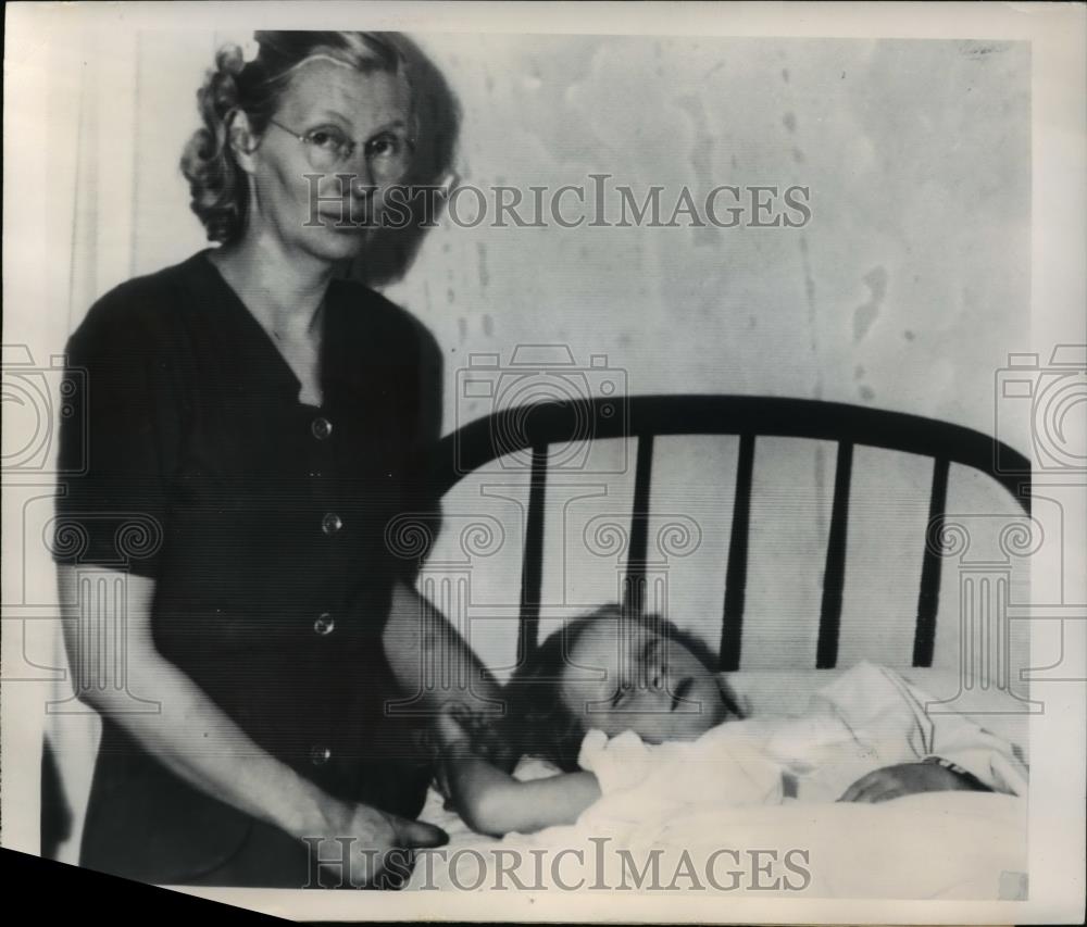 1949 Press Photo Vivien Sherman, whom is 7 years old is comforted by her mom - Historic Images