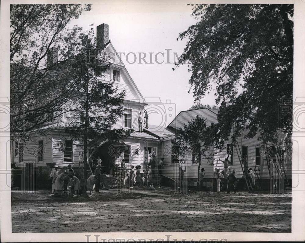1946 Press Photo South Side Church of Christ, Springfield, paint their church. - Historic Images