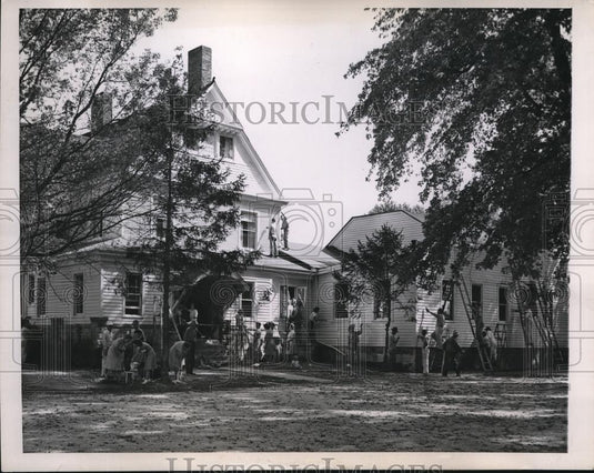 1946 Press Photo South Side Church of Christ, Springfield, paint their church. - Historic Images