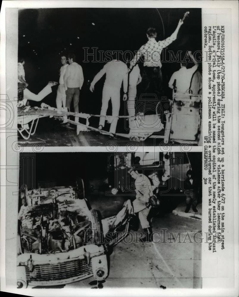 1970 Press Photo Youngsters set up a barricade on the main street of Pescara, - Historic Images