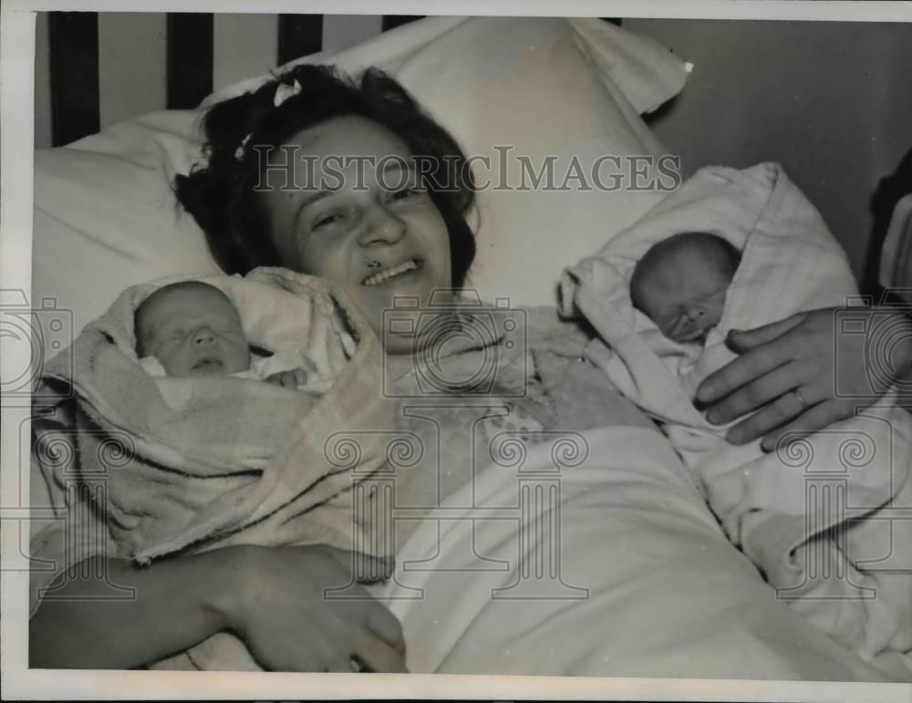 1939 Press Photo Mrs. Irene Stefanski with her twin sons, Leonard and Lawrence - Historic Images