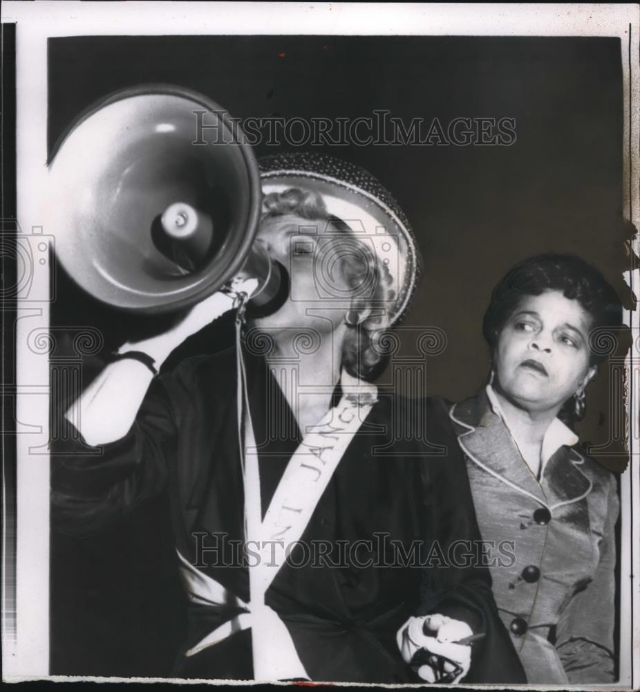 1956 Press Photo Mrs. Wilma Soss during the annual stockholders meeting - Historic Images