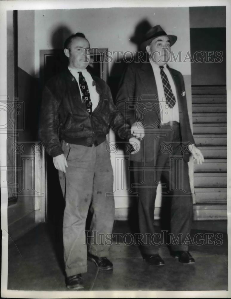 1946 Press Photo Charles Thomas Purby, wealthy collector of guns and antiques - Historic Images