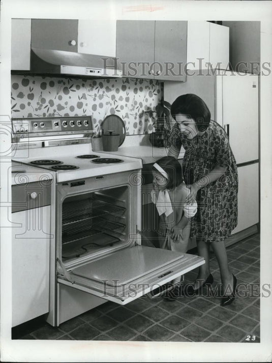 1965 Press Photo Woman and Daughter Look at Inside of New Electric Stove - Historic Images