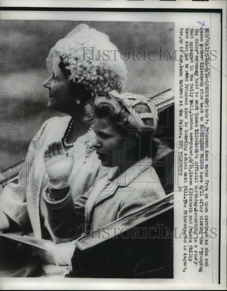 1960 Press Photo Princess Anne &amp; her mother Queen Elizabeth II - Historic Images