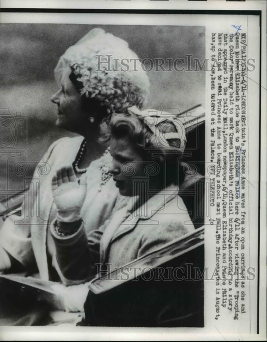 1960 Press Photo Princess Anne & her mother Queen Elizabeth II - Historic Images