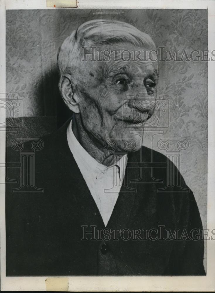 1946 Press Photo Uncle Dan Young, a 103 year old bachelor - Historic Images