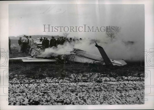 1958 Press Photo Elkhart Ind burning wreck of plane crash in snowstorm - Historic Images