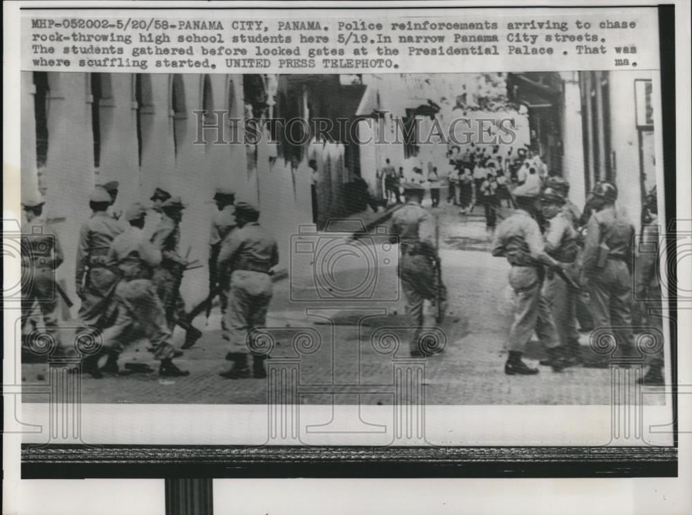 1958 Press Photo Panama City Police Chase Rock Throwing Students Presidential - Historic Images