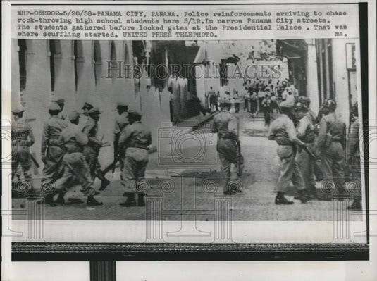 1958 Press Photo Panama City Police Chase Rock Throwing Students Presidential - Historic Images
