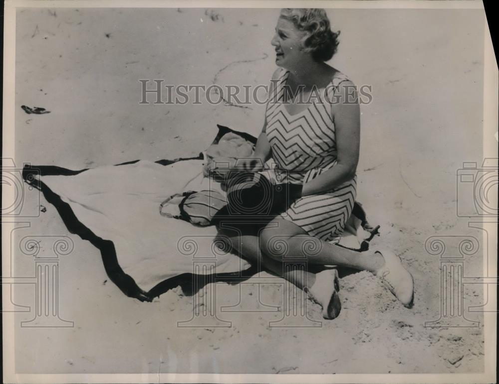 1936 Press Photo Mrs. Eliot Cutter enjoys the Coral Beach in Bermuda - Historic Images