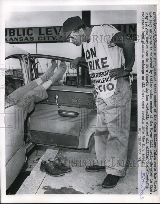 1958 Press Photo Kansas City Kansas A tired member of the Grain MIllers Union - Historic Images
