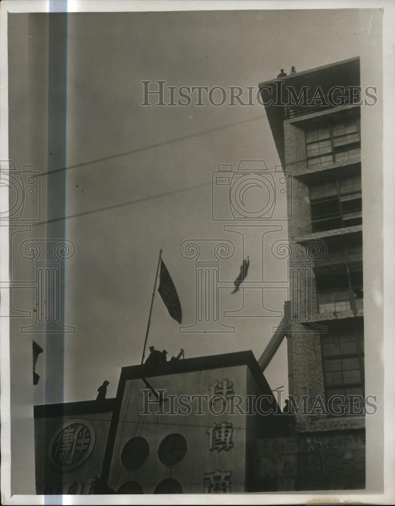 1933 Press Photo Refugee rescued from Shirokiya Dept Store during fire - Historic Images