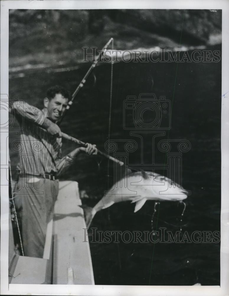 1947 Press Photo The New Zealand fisherman hauls aboard the king fish he caught - Historic Images