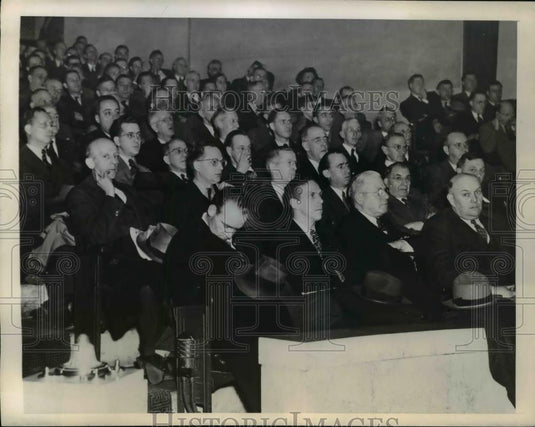 1946 Press Photo Telephone Company workers at meeting in Town Hall - Historic Images