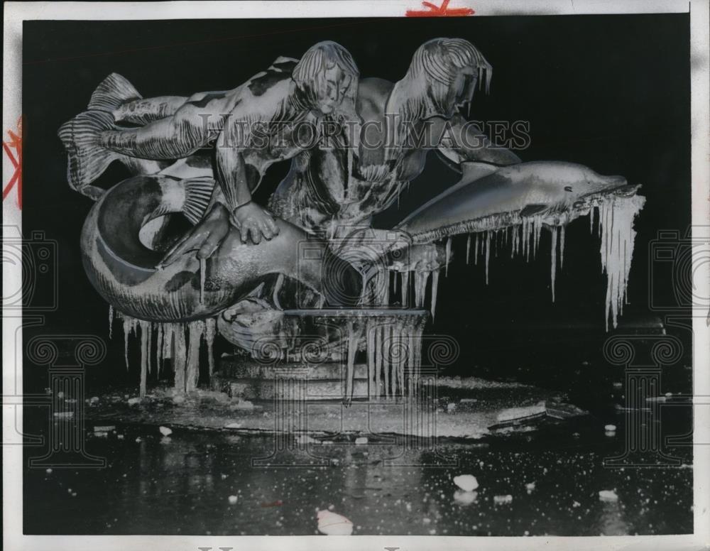 1954 Press Photo London icicles on fountain in Trafalgar Square - Historic Images