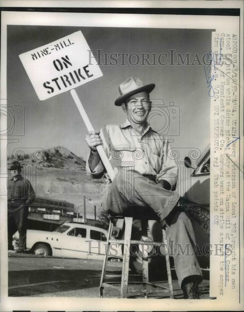 1959 Press Photo Dewey Peterson brought his own stool while doing picket - Historic Images