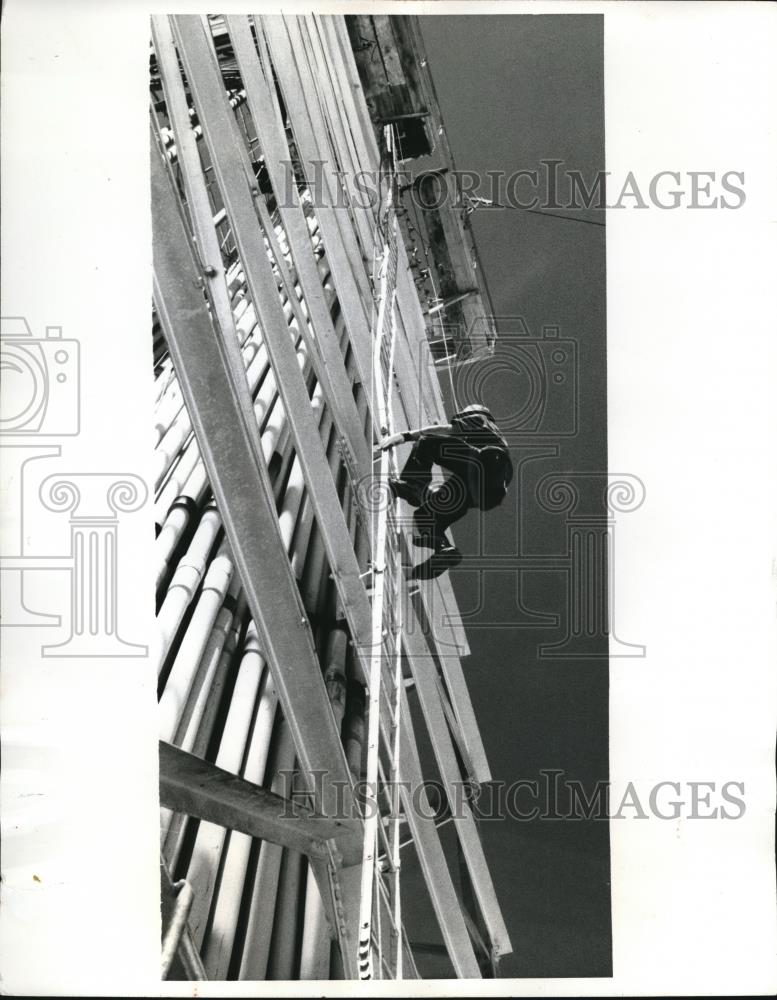 1970 Press Photo Man ascends to the top of the Drilling Tower. - Historic Images