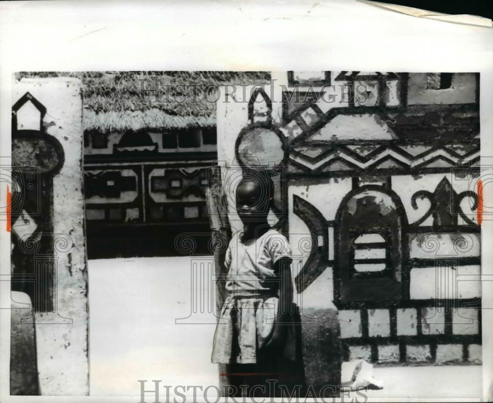 1969 Press Photo Native Girl at Ndebele Village near Pretoria - Historic Images