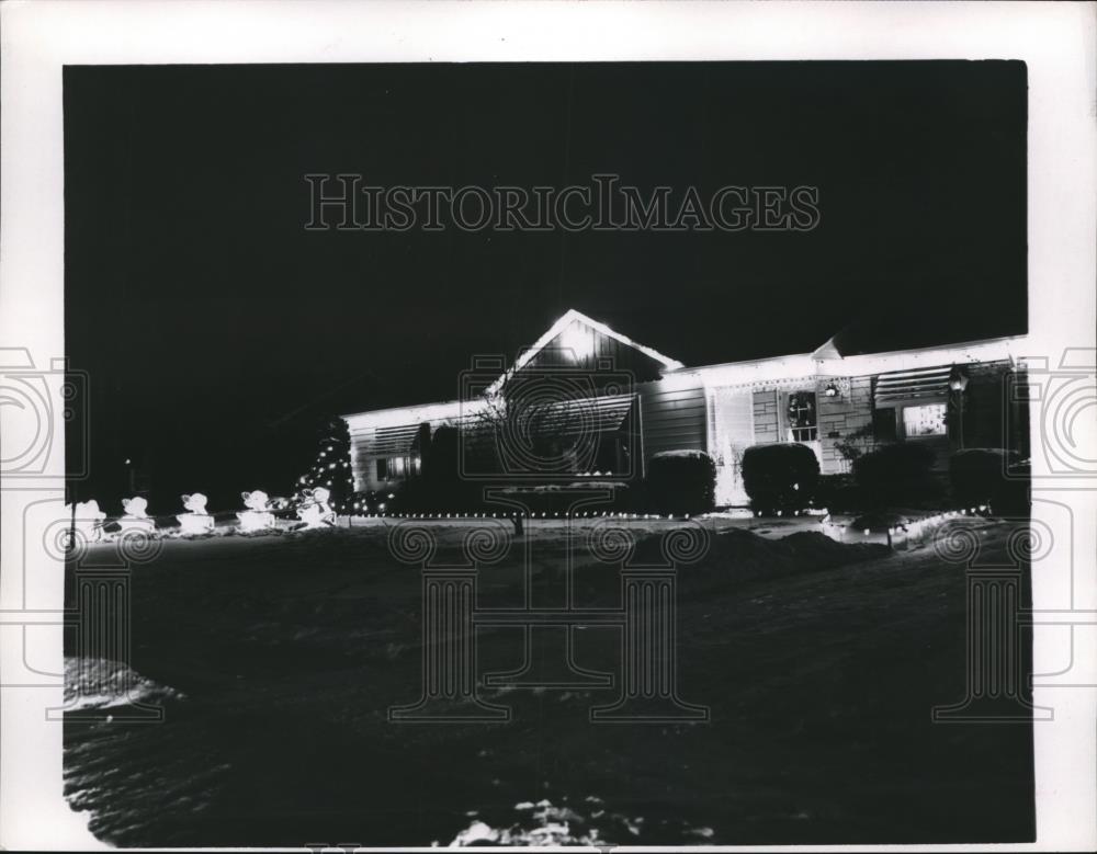 1960 Press Photo Home of Emerson Brooks with Christmas Decoration - Historic Images