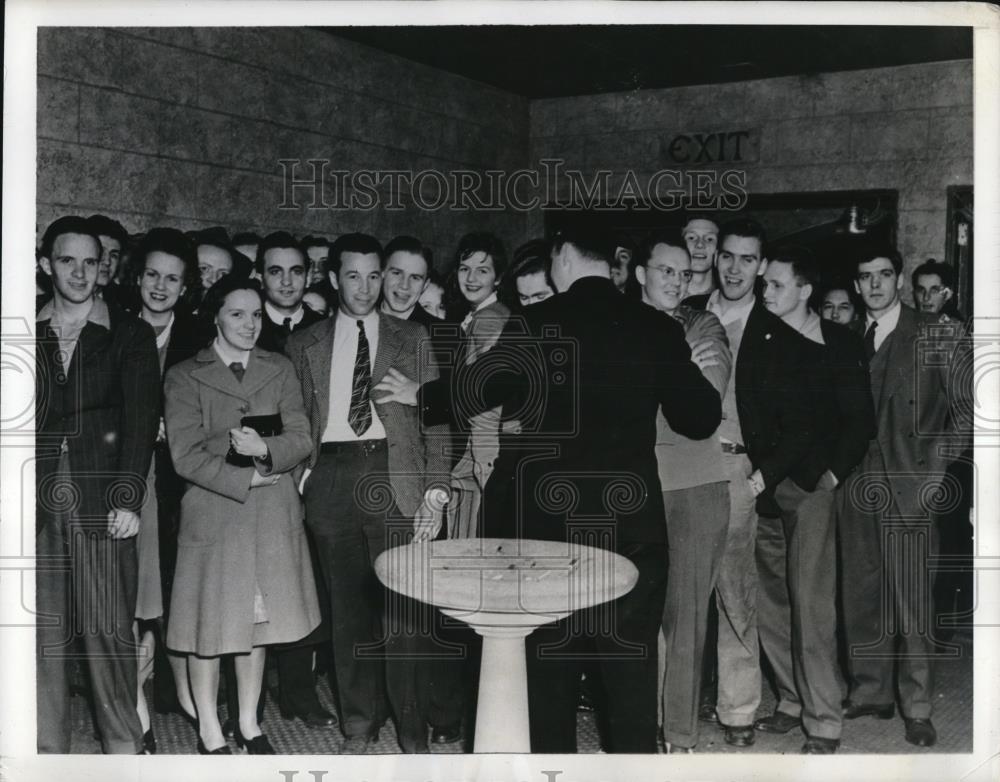 1942 Press Photo War workers, as they gather at a ballroom to dance until dawn - Historic Images