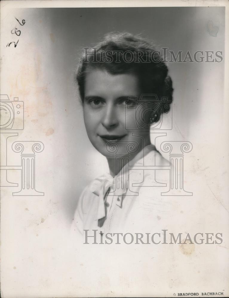 1951 Press Photo Anne Mason, decorator for Lees carpets on Mollie's home forum - Historic Images