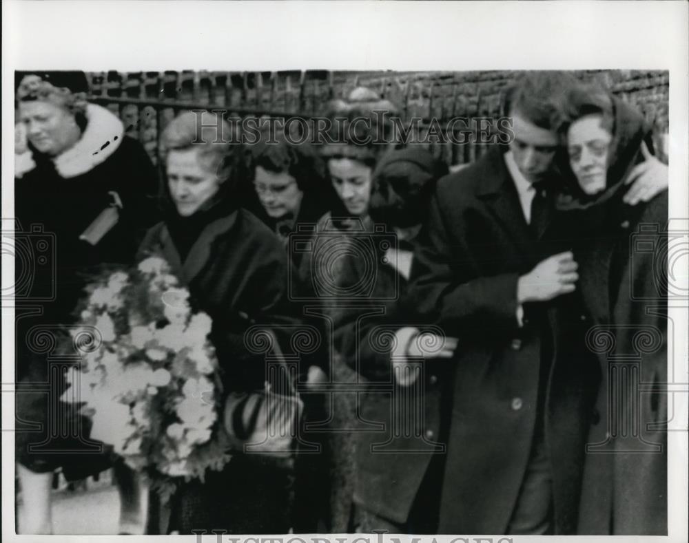 1966 Press Photo Grief-Stricken Relatives & Mourners Walk In Funeral Procession - Historic Images