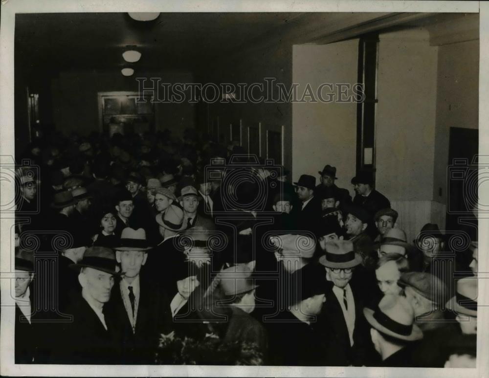 1937 Press Photo Crowd gathered around court in Flint for General Motors appeal - Historic Images