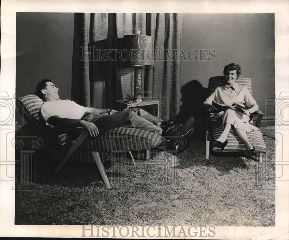 1951 Press Photo Mr and Mrs set of the Contour-eez the unique contoured chairs - Historic Images