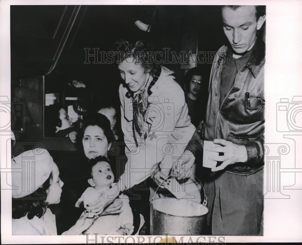 1950 Press Photo Red Cross Workers Aid Stalled Refugees on Train Near St Norbert - Historic Images