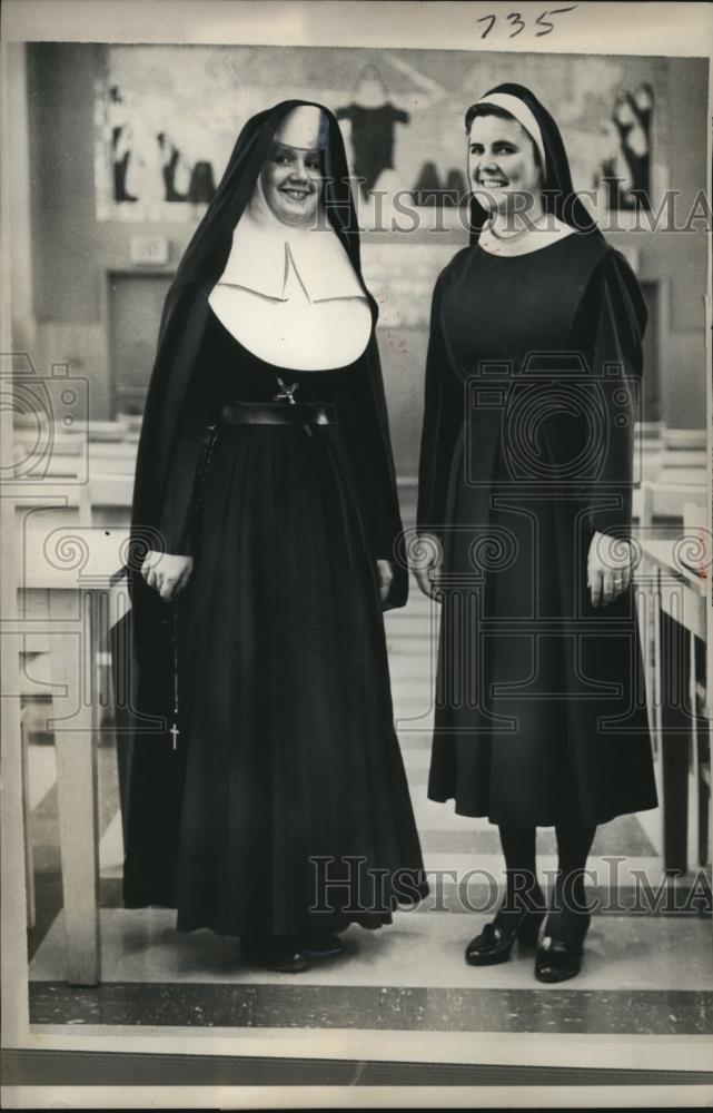 1965 Press Photo Sr M Victor Connolly and Sr M O&#39;Donell models old &amp; new habit - Historic Images