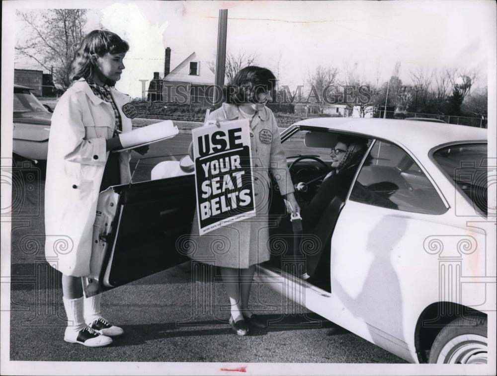 1966 Press Photo Valley Torge teacher, Mrs. Leslie Phillips at the car park - Historic Images