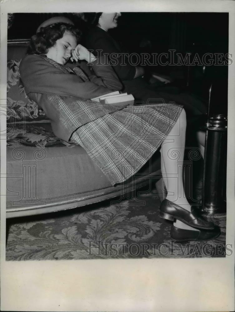 1945 Press Photo Eleanor Thompson asleep during 25th Annual 4-H Club Congress - Historic Images