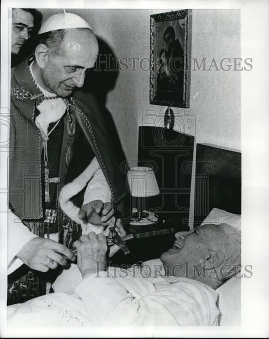 1968 Press Photo Pope Paul VI gives a cross to Teodoro Tarquini during visit - Historic Images