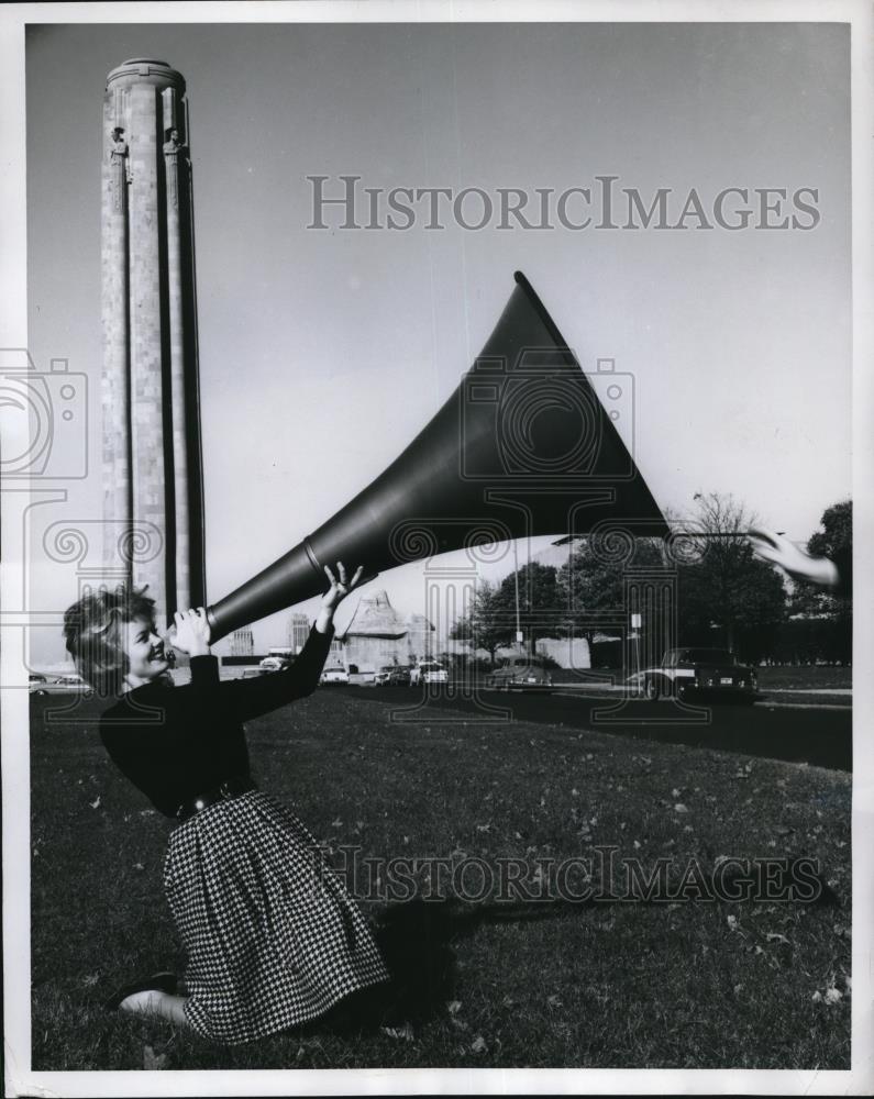 1961 Press Photo Peggy Kyser &amp; Five-Foot Liberty Memorial Monument Megaphone - Historic Images