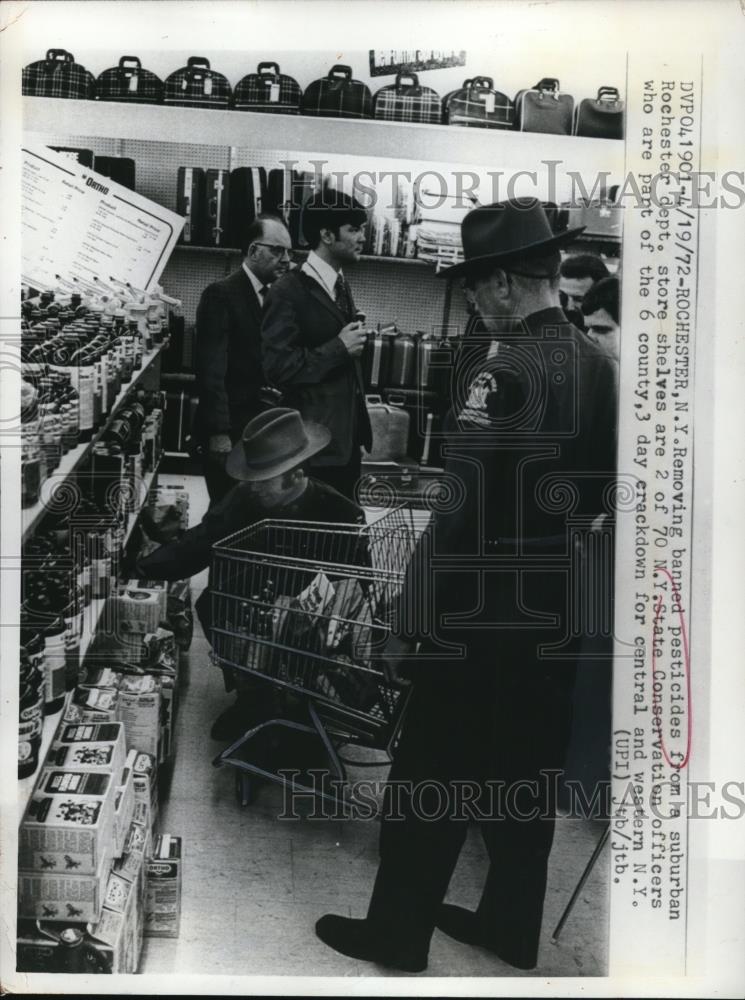 1972 Press Photo Removal of the banned pesticides from suburban department store - Historic Images
