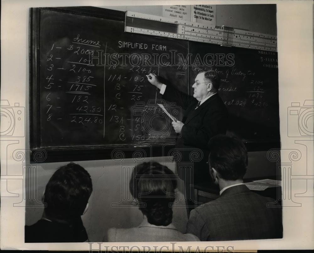 1944 Press Photo Ernest O. Palmer, lecturer in Accounting - Historic Images