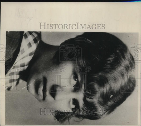 1929 Press Photo Beatrice Bennett receives cash for her essay - Historic Images