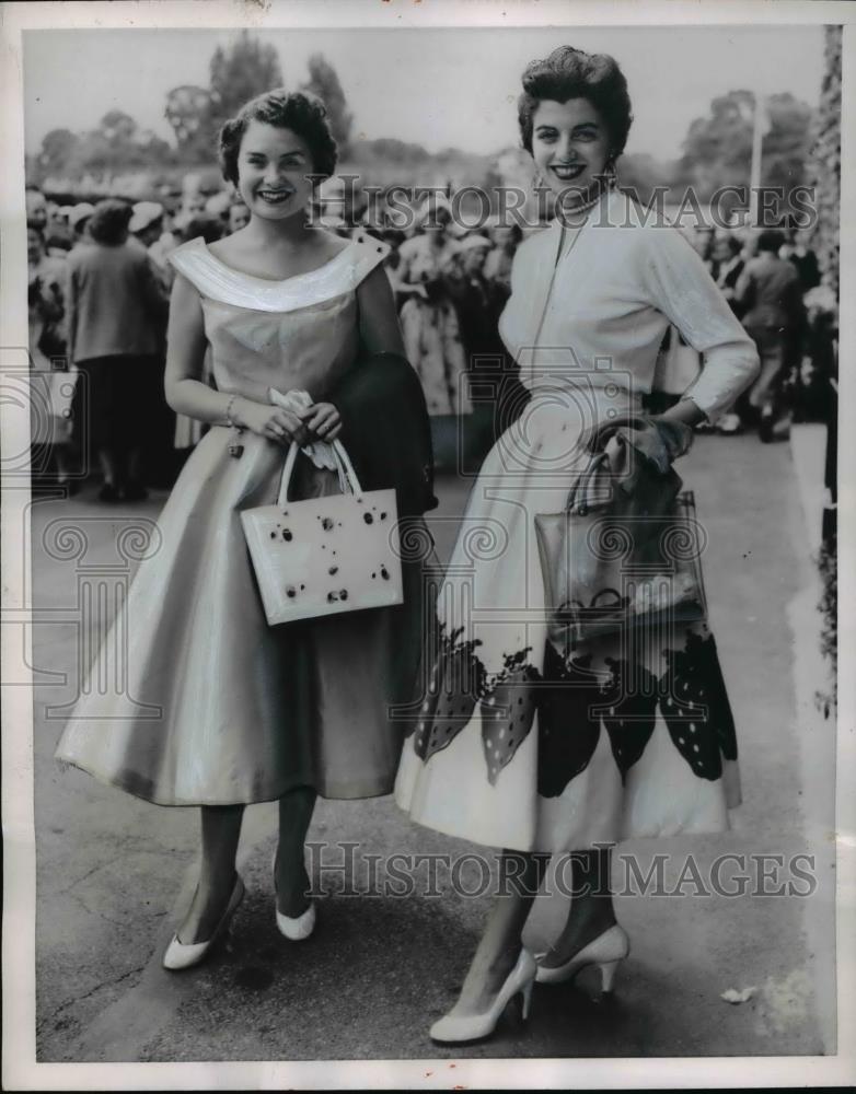 1954 Press Photo Mrs Vic Seixas &amp; Mrs Tony Trabert at Wimbledon - Historic Images